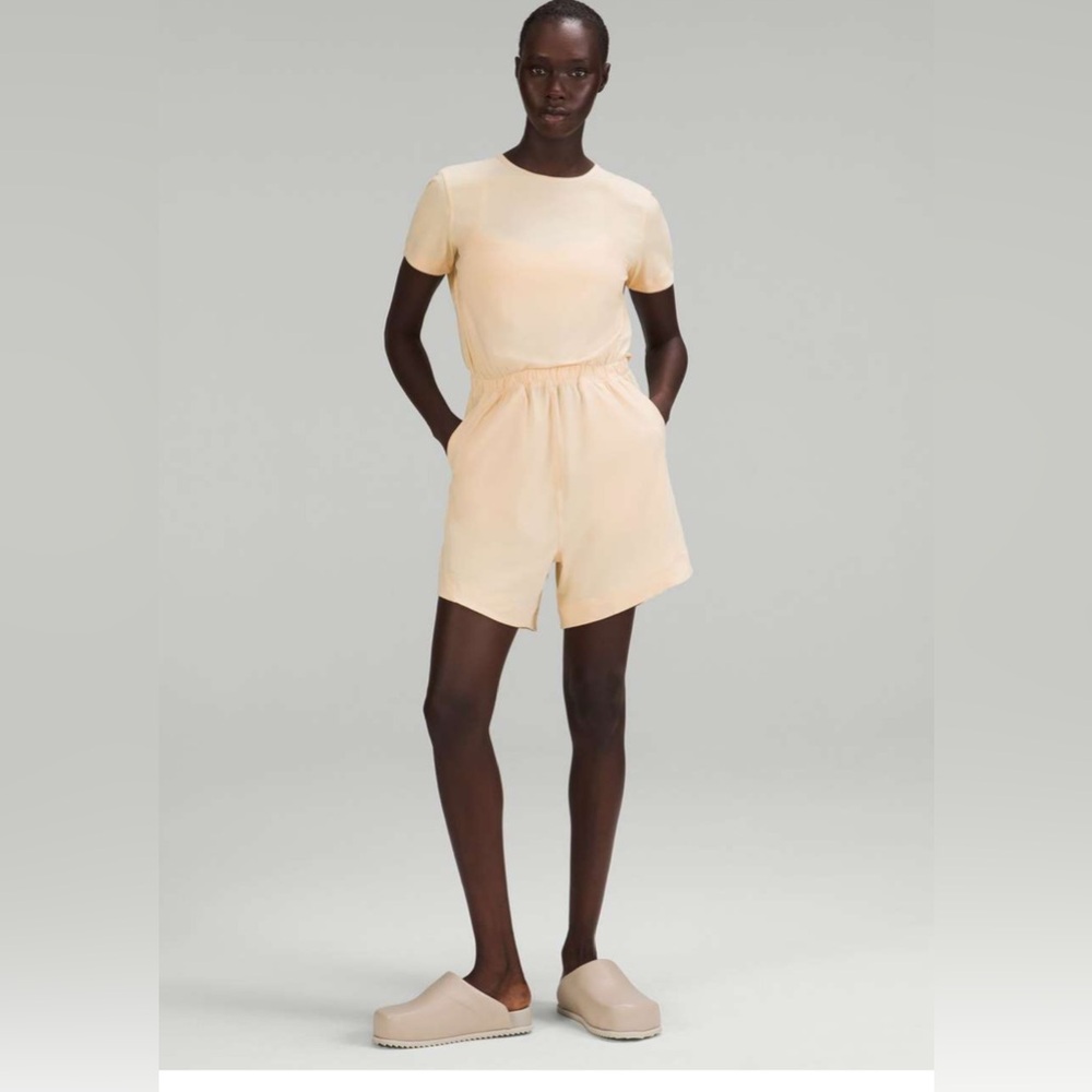 Lululemon Lightweight High-Neck Romper
Prosecco
Size 6
P59